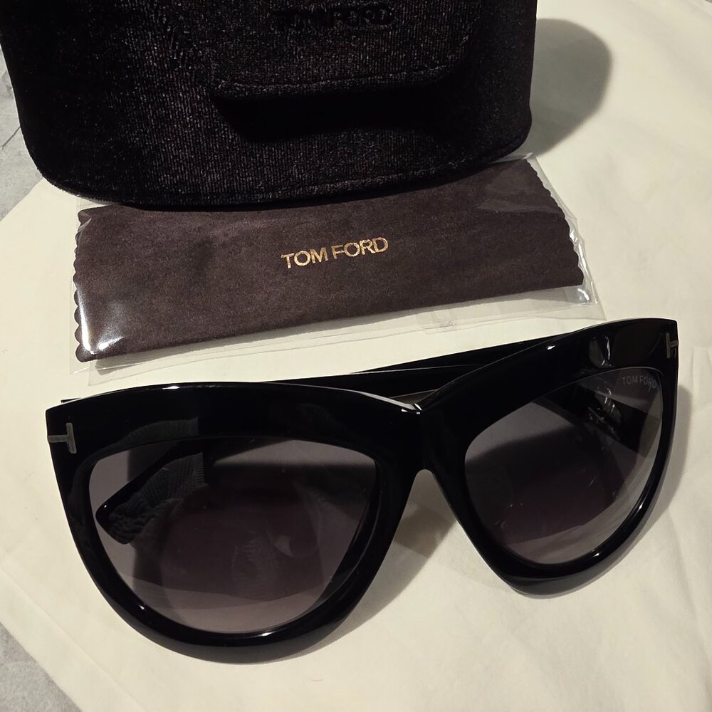 TOM FORD Doris Smoke Gradient Cat Eye Ladies Sunglasses